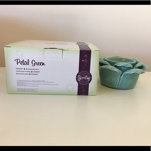 NIB Scentsy - Green Petal Warmer